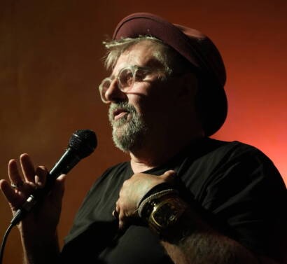 International comedian performing live in Madrid at MCF