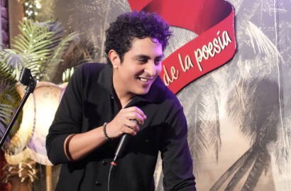 Comedian performing stand-up on stage at Madrid Comedy Festival