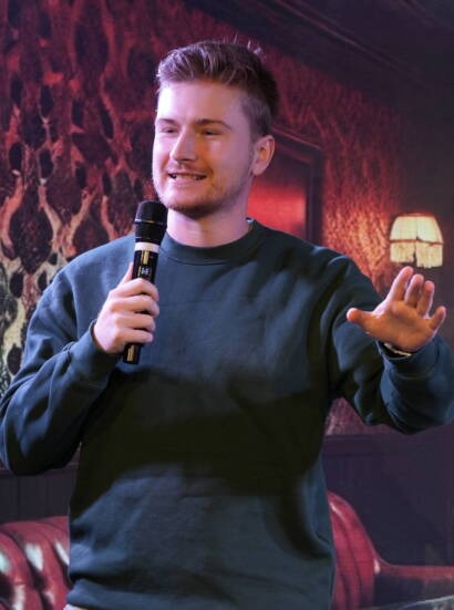A comedian at the microphone during a Madrid Comedy Festival show