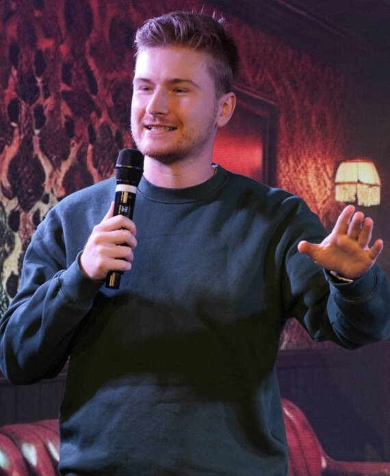 A comedian at the microphone during a Madrid Comedy Festival show