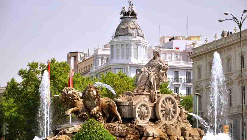 Plaza de Cibeles in central Madrid at dusk