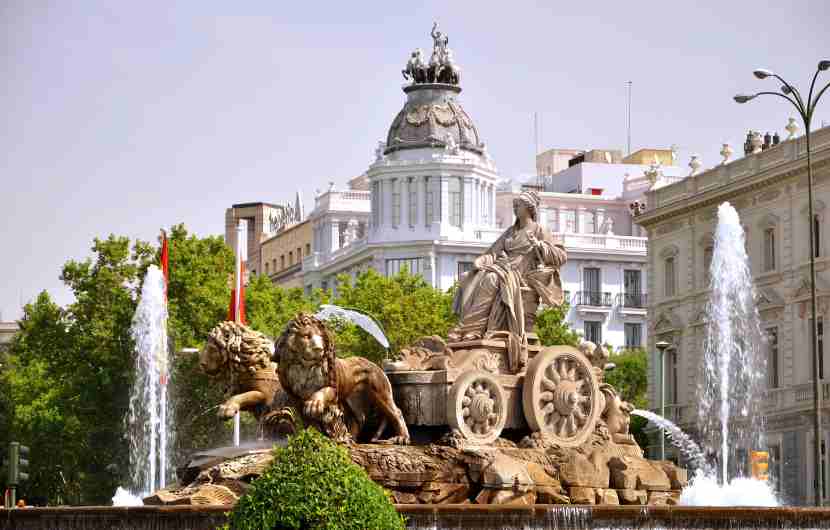 Plaza de Cibeles in central Madrid at dusk