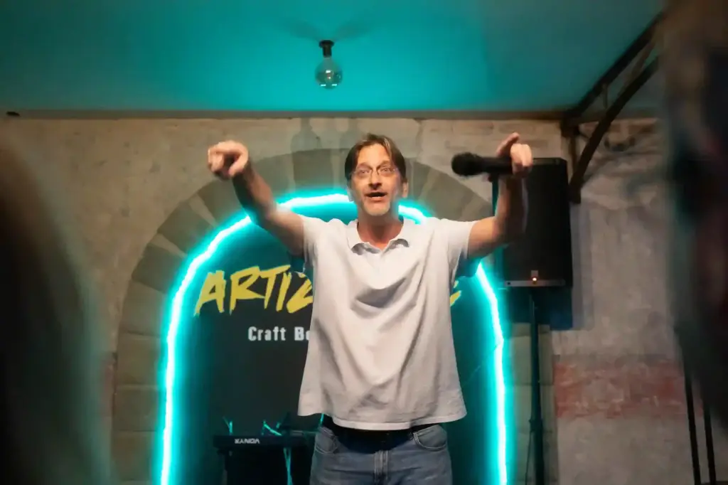 Comedian on stage at the Closing Gala at Artizanale, Madrid Comedy Festival 2026
